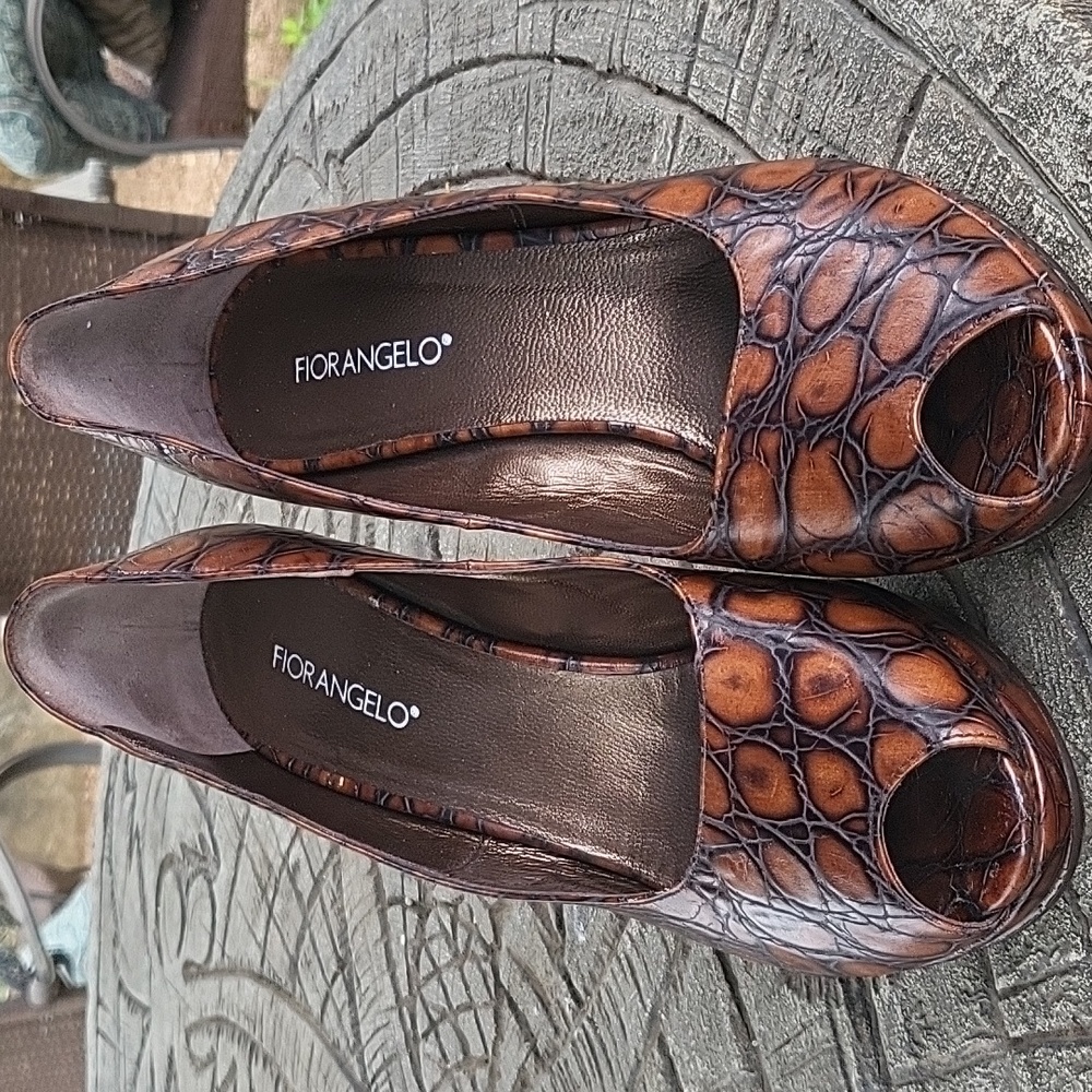 Gorgeous FIORANGELO Italian Leather Faux Croc Skin Peep Toe Heels size 38 US 7.5